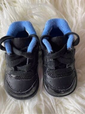 Nike Kids Black Sneakers with Blue Lining